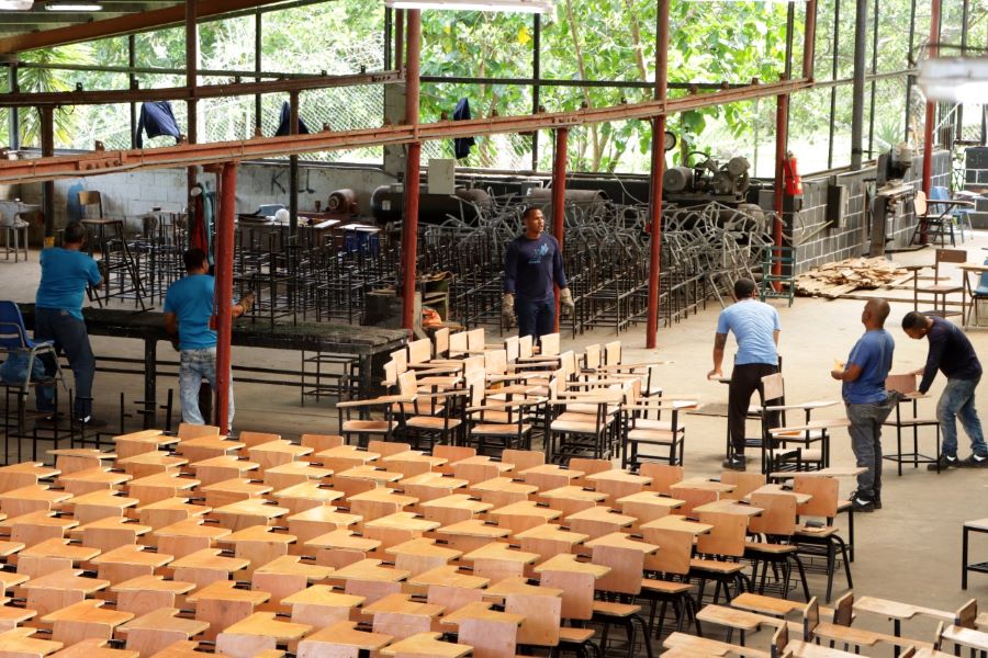 Programa Meduca - Mingob ha logrado reparar más de 1770 sillas para centros educativos del país