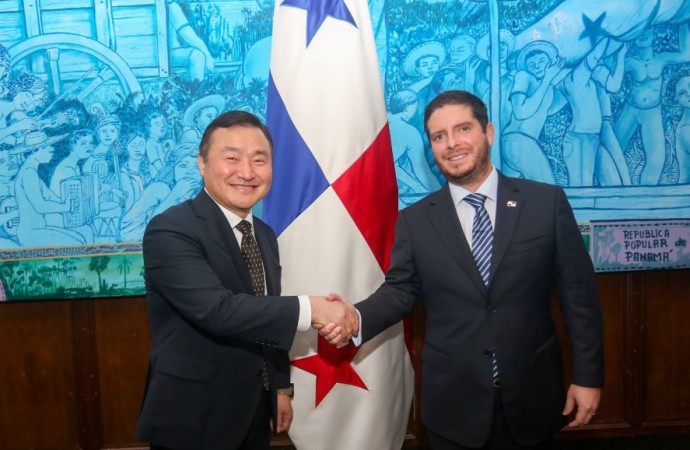 Presidente Global de Móviles de Samsung Electronics visita Panamá