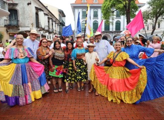 Todo un desfile de gala en la segunda edición del Paseo de Indumentarias Típicas en el Casco Antiguo y Plaza de Santa Ana