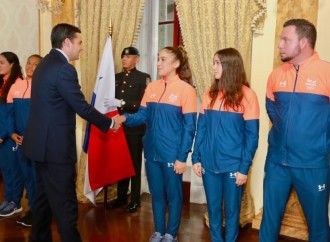 Vicepresidente Carrizo Jaén entrega el Pabellón Nacional a los atletas que representarán a Panamá en los XII Juegos Suramericanos