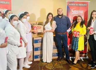 Nestlé dona más de doce mil unidades de chocolates a enfermeras del Ministerio de Salud