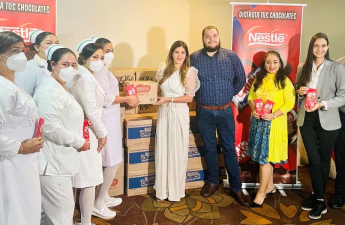 Nestlé dona más de doce mil unidades de chocolates a enfermeras del Ministerio de Salud