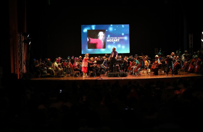 Cerca de mil estudiantes participaron en concierto didáctico con la Orquesta Sinfónica Nacional y la payasita Pepina