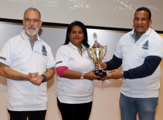 Alcalde Fábrega recibe a equipo ganador en torneo de natación en Costa Rica