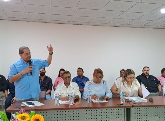 Ministro Paredes participa en mesa de diálogo con fuerzas vivas de Bocas del Toro