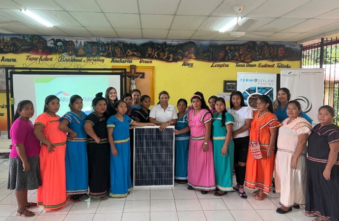 La Casa de las Baterías impulsa capacitación de mujeres en áreas rurales y comarcales en la instalación de paneles solares