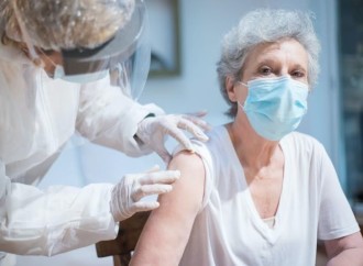 ¿Cuáles son las vacunas recomendables en adultos mayores para un envejecimiento saludable y evitar brotes de enfermedades?