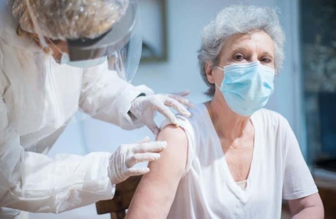 ¿Cuáles son las vacunas recomendables en adultos mayores para un envejecimiento saludable y evitar brotes de enfermedades?