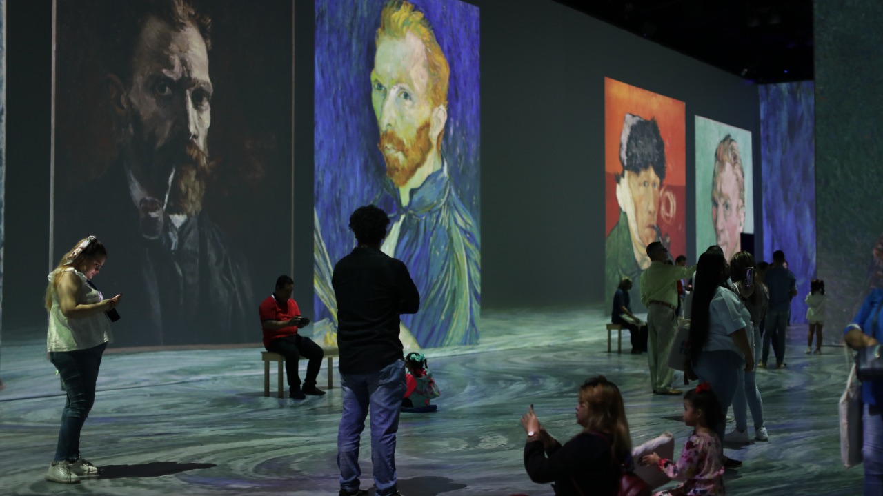 Estudiantes de Bellas Artes disfrutan exposición de obras del pintor holandés, Vicent Van Gogh