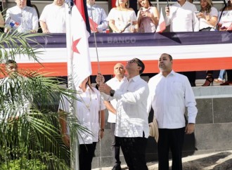 Ministro Roger Tejada Bryden participa en izada de la bandera en la Autoridad de Pasaportes