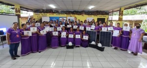 La Casa de las Baterías entrega kits de sistemas aislados de energía solar fotovoltaica a mujeres de la Comarca Ngäbe Buglé