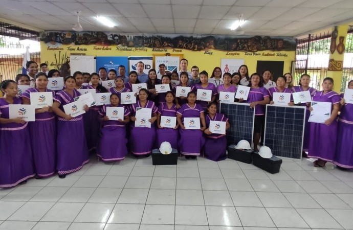 La Casa de las Baterías entrega kits de sistemas aislados de energía solar fotovoltaica a mujeres de la Comarca Ngäbe Buglé