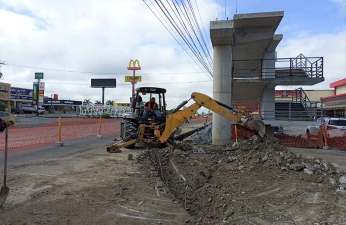 MOP: Avanzan trabajos de construcción de vigaductos y paneles de control en el puente peatonal vía Interamericana – Penonomé