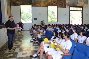 Estudiantes de la Escuela Normal Juan Demóstenes Arosemena participan en conferencia sobre liderazgo