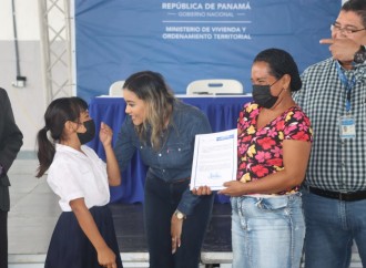 Más de 100 familias en Villa Unida reciben certificados de asignaciones provisionales por parte del Miviot