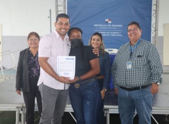 Miviot entrega certificados de asignaciones provisionales a familias en Villa Unida