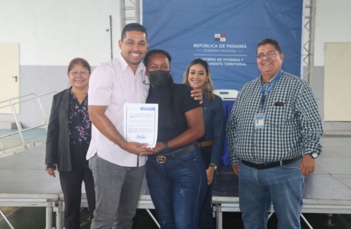 Miviot entrega certificados de asignaciones provisionales a familias en Villa Unida