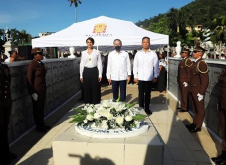 Presidente Cortizo, vicealcaldesa Meana y el concejal Ramón Ashby colocaron ofrenda floral en memoria de los próceres difuntos