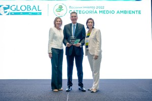Global Bank recibe reconocimiento Liderazgo Sostenible otorgado por AMCHAM