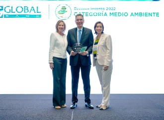 Global Bank recibe el Reconocimiento Liderazgo Sostenible otorgado por AMCHAM
