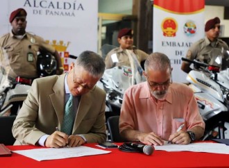 Alcalde Fábrega recibe donación de 10 nuevas motos por parte del embajador de la República Popular China