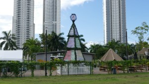 Tetra Pak crea árbol de Navidad con miles de envases usados y luces solares