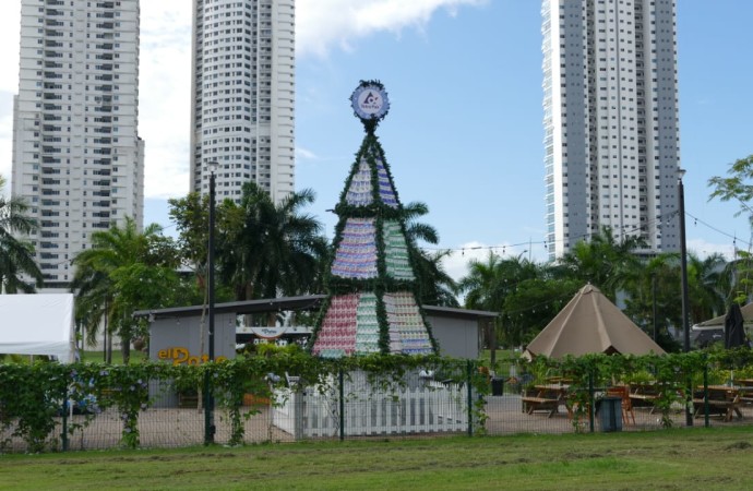 Tetra Pak crea árbol de Navidad con miles de envases usados y luces solares