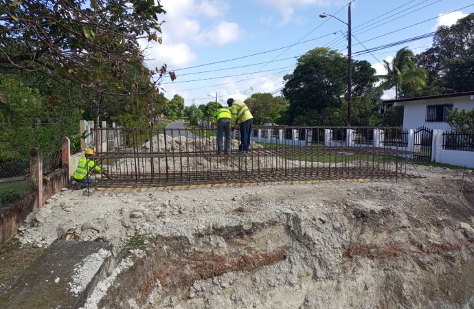 Trabajos de construcción del puente vehicular sobre la quebrada El Murcielaguero en Penonomé lleva avance del 22%