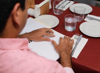 MiCultura promueve la inclusión con la entrega de menú en sistema braille