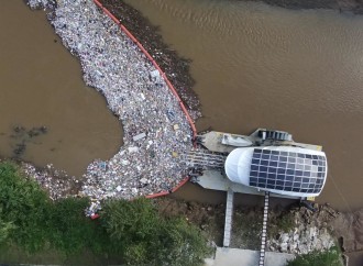Wanda Díaz, B.o.B. y Marea Verde han sacado del río más de 2,500 libras de plástico para reciclaje