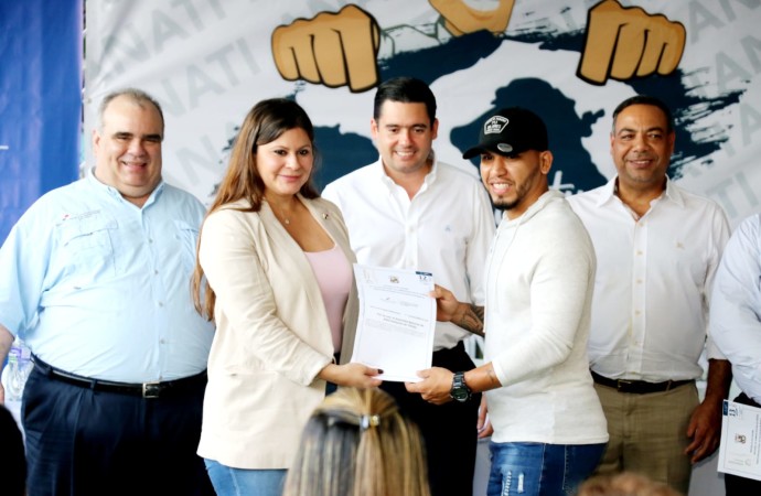 Familias de Boca La Caja reciben del Vicepresidente Carrizo sus títulos de propiedad