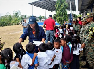 Niños de la comarca de Wargandí reciben donación de útiles escolaresv