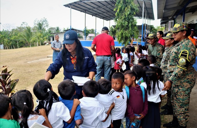 Niños de la comarca de Wargandí reciben donación de útiles escolaresv