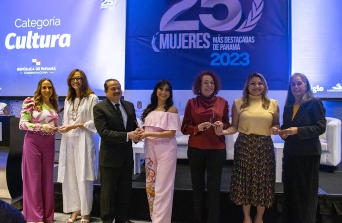 Ministra Doris Zapata entrega reconocimientos en categoría Cultura en el evento “25 Mujeres Más Destacadas de Panamá”
