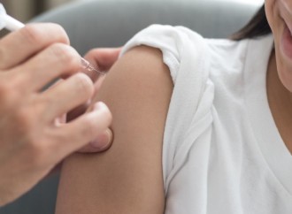 Vacunando a tus hijas puedes protegerlas del cáncer del cuello uterino