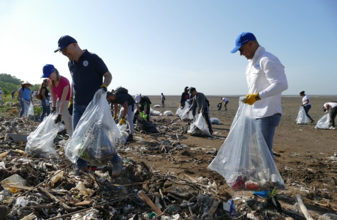 Voluntarios de Tetra Pak se suman a jornada de limpieza de playa en Panamá