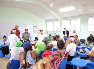 Ministra  Gorday de Villalobos se reúne y atiende necesidades de escuelas emblemáticas de Colón