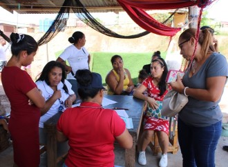 Miviot entrega certificados de asignaciones definitivas de lotes a 16 familias en La Chorrera