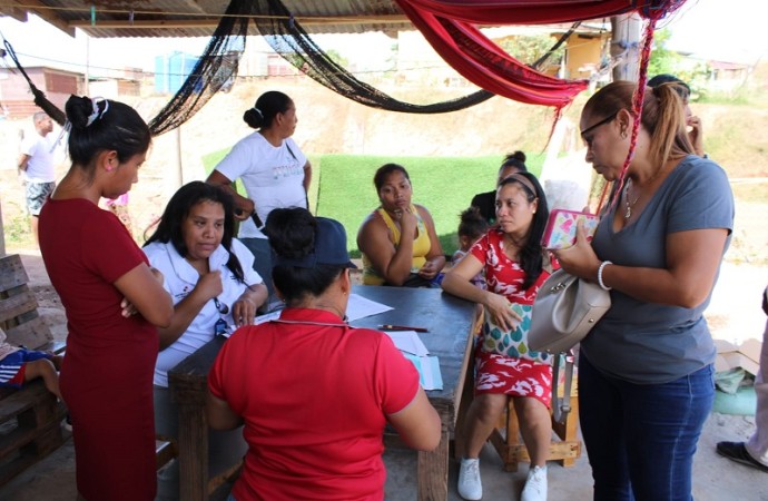Miviot entrega certificados de asignaciones definitivas de lotes a 16 familias en La Chorrera