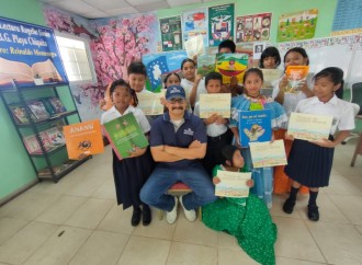 Estudiantes y Docentes del Circulo de Lectura de Playa Chiquita celebra el Día del Escritor