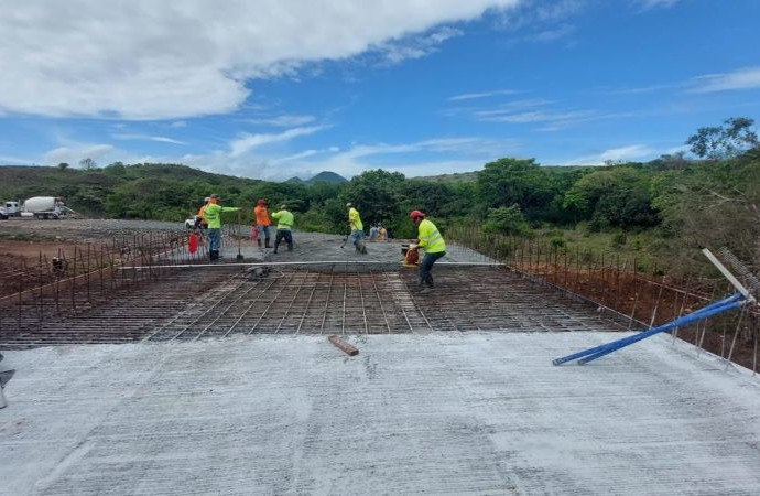 Avanza con éxito la construcción del puente vehicular sobre el río Cañazas en Veraguas