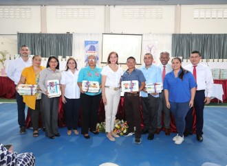 Más de 300 docentes de educación primaria reciben kits de robótica educativa para mejorar la educación en Panamá