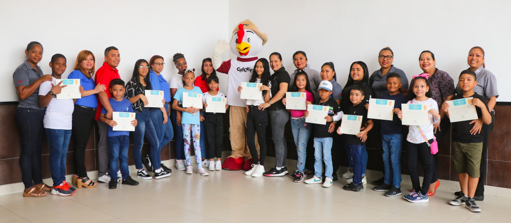 Franquicias Panameñas entrega becas escolares a niños y jóvenes panameños en alianza con la Fundación DORVIDA