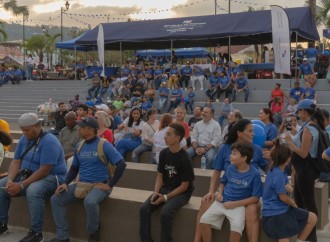 Para cerrar el mes del Autismo la Plaza V Centenario se vistió de azul