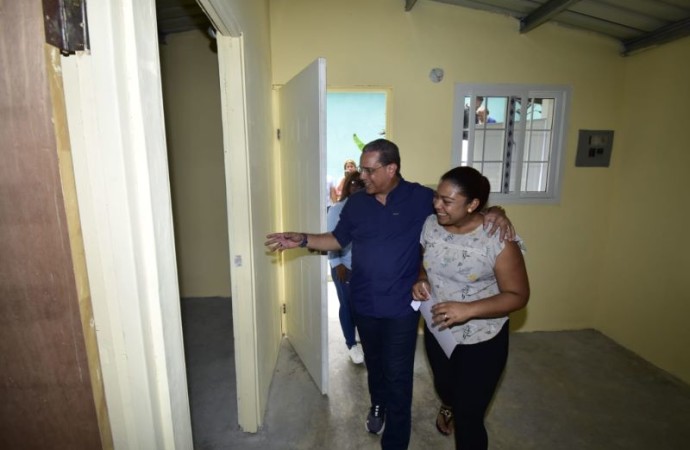Miviot entrega vivienda a madre soltera y sus dos hijos en Alcalde Díaz