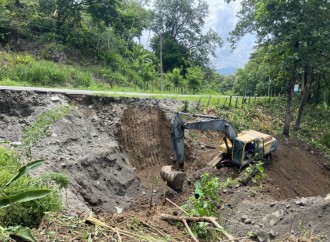 Ministerio de Obras Públicas de Colón inicia trabajos de reparación de la vía Salamanca afectada por deslizamiento