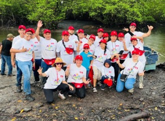 Coca-Cola FEMSA, el Ministerio de Ambiente y un gran número de voluntarios ambientales se unen en la jornada de limpieza de manglar en Puerto Julián