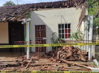 Miviot atiende familia afectada por desprendimiento de techo en Chitré