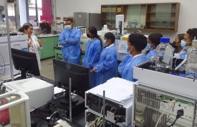Estudiantes de la Facultad de Ciencias y Tecnología de Alimentos de la UP visitan el IEA para aprender sobre los estándares de calidad en la industria alimentaria