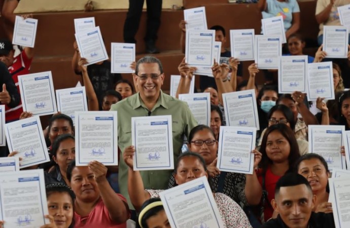 Ministro Rogelio Paredes entrega 160 asignaciones de lotes en Panamá Oeste